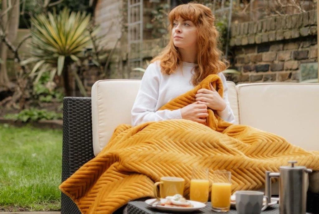 Dreamland 16847B Relaxwell Deluxe Velvet Herringbone Heated Throw Mu Downtown