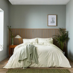 Helena Springfield Calico & Chalk Leaf Sprig Duvet Set - Green Helena Springfield Calico & Chalk Leaf Sprig Duvet Set - Green